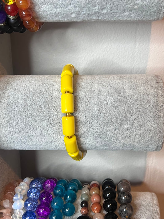 Yellow bead bracelet with small gold beads
